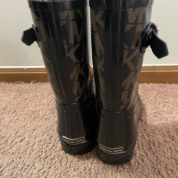 This is a beautiful slightly used authentic Michael Korse brand - Picture 4 of 4